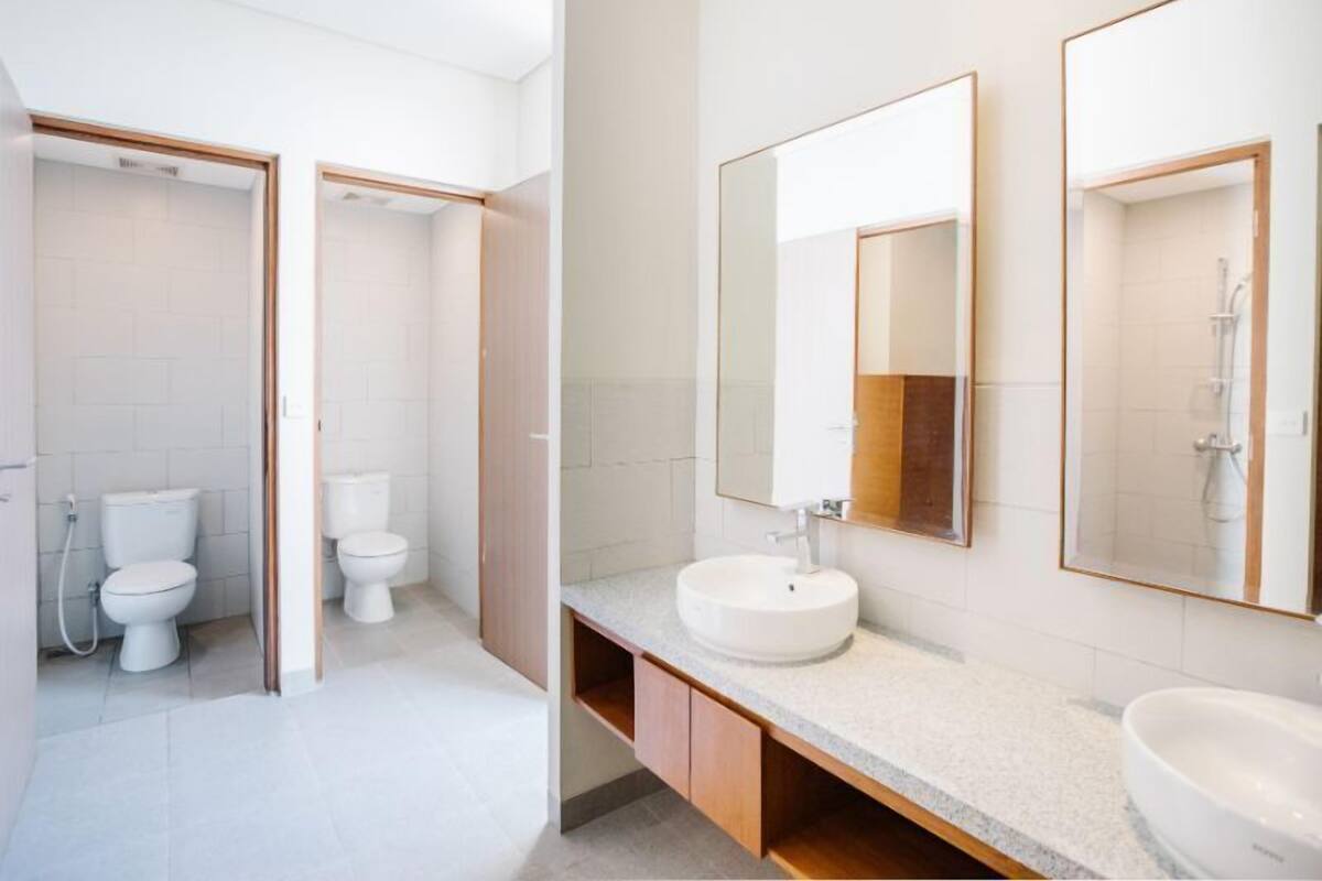 Bathroom | Shower, free toiletries, towels, soap
