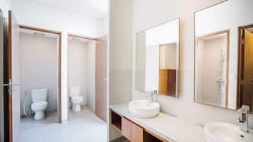 Standard Shared Dormitory, Women only, Non Smoking | Bilik Mandi | Pancuran mandi, kelengkapan dandanan diri percuma, tuala disediakan