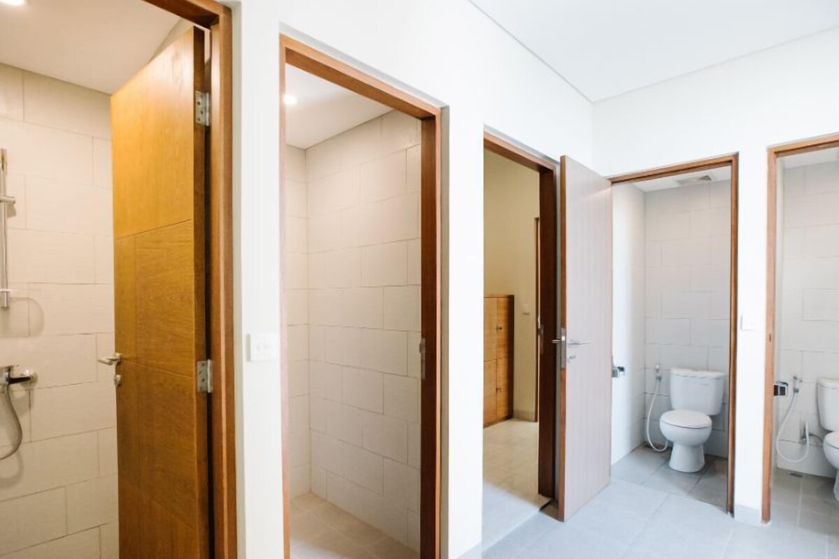 Bathroom | Shower, free toiletries, towels, soap