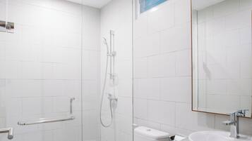 Standard Room, 1 Bedroom, Non Smoking, Pool View | Bathroom