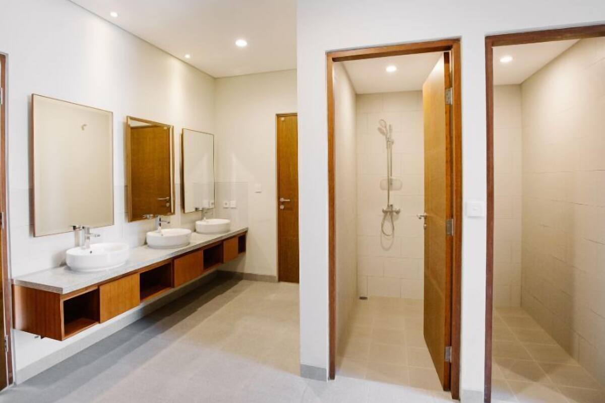 Bathroom | Shower, free toiletries, towels, soap