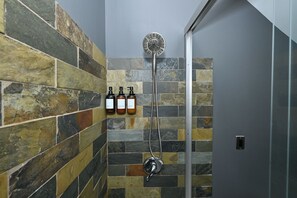 Haartrockner, Handtücher, Seife, Toilettenpapier