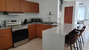 Cafetera y tetera, refrigerador, microondas y horno 