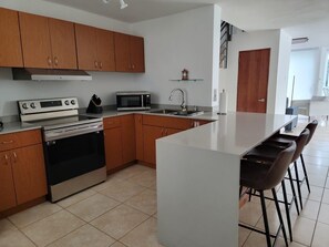 Frigorífico, microondas, horno y placa de cocina