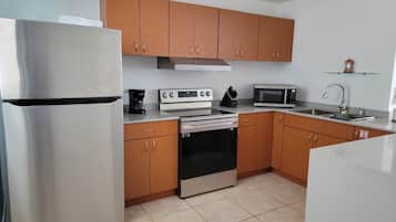 Geladeira, micro-ondas, fogão, cooktop