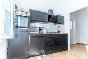Kühlschrank, Mikrowelle, Ofen, Herdplatte
