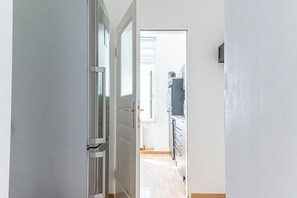 Interior - Cozy Room in Shared Apt, 15 Min to Landstraße Hub (Vienna)