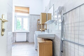シャワー、ヘアドライヤー、タオル、石鹸