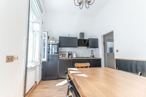 Fridge, microwave, oven, stovetop