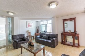 Habitación estándar | Área de sala de estar | Televisión