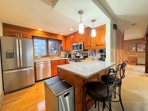 Microwave, dishwasher, coffee/tea maker, toaster - The Fabulous Ridges at Bromley! (Peru)
