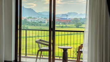 Minibar, escritorio, espacio para trabajar con laptop y wifi gratis