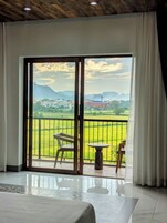 华丽三人房 | 迷你吧、办公桌、笔记本电脑工作区、隔音