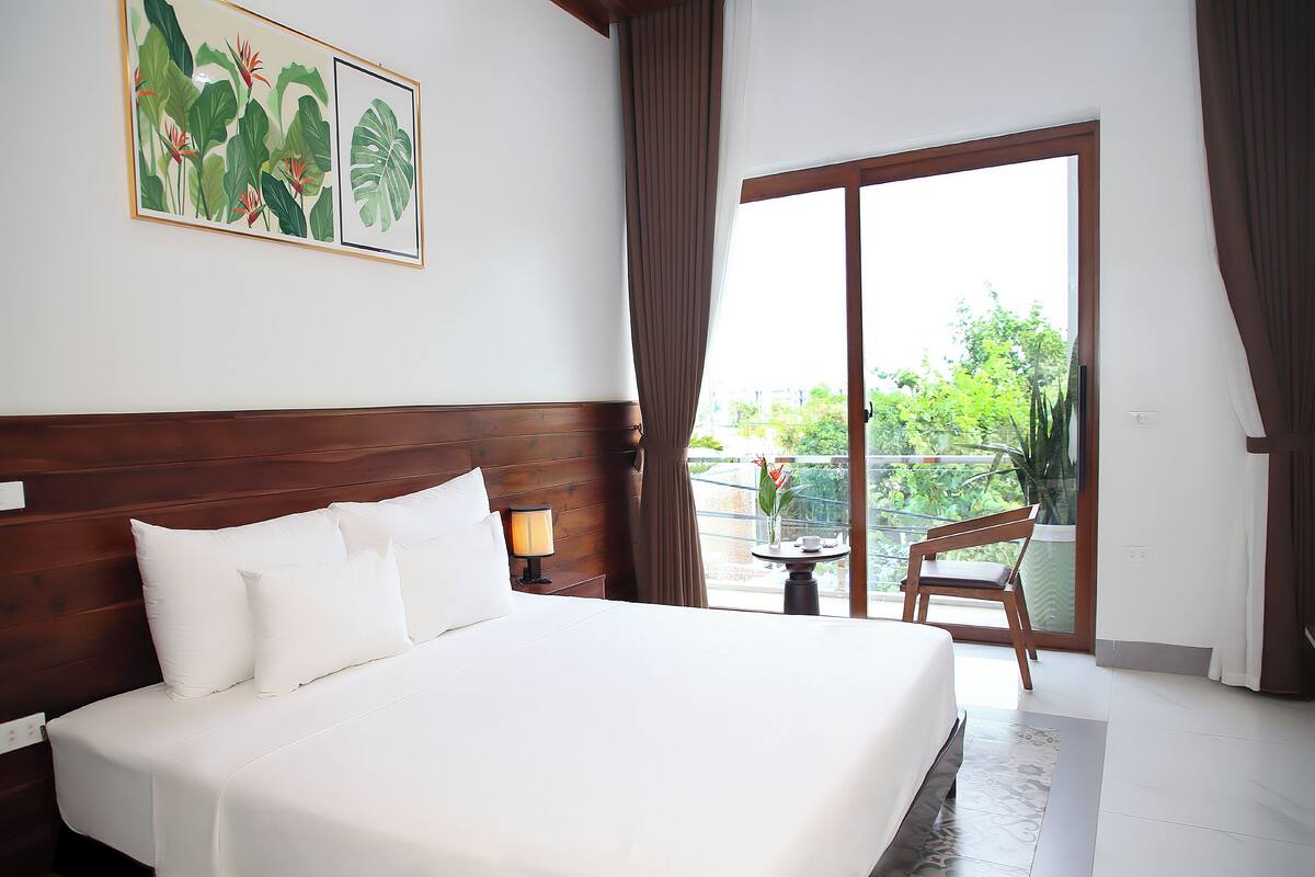 Habitación doble Deluxe, 1 cama King size, vista al jardín | Minibar, escritorio, espacio para trabajar con laptop y insonorización 