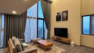 Dupleks Deluks, balkon, pemandangan kota | Area keluarga | TV layar datar