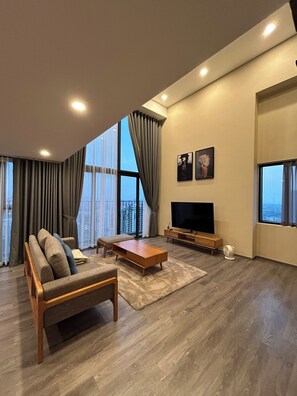 Dúplex Deluxe, balcón, vista a la ciudad | Área de sala de estar | Televisión de pantalla plana 