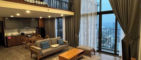 Appartement Duplex Deluxe, balcon, vue ville | Coin séjour