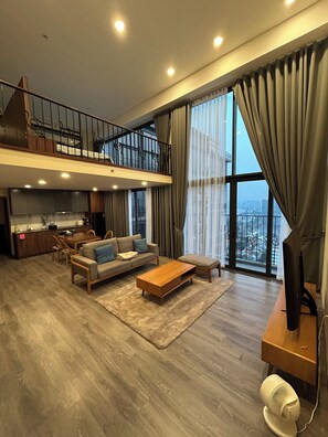 Duplex luxo, sacada, vista para a cidade | Área de estar | TV de tela plana