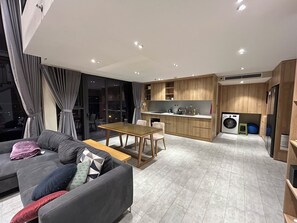 Deluxe-dupleks - balkon - byudsigt | Opholdsområde | Fladskærms-tv
