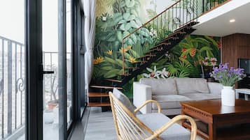 Dúplex Deluxe, 1 cama de matrimonio, balcón, vistas a la ciudad | Zona de estar | Una televisión de pantalla plana