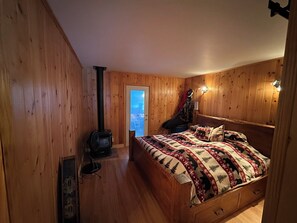 6 bedrooms, iron/ironing board, free WiFi, bed sheets - Family-Friendly Cottage with all the Amenities You Need!  (Burk's Falls)