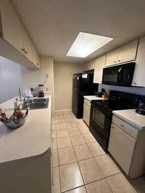 Microondas, horno, placa de cocina, lavavajillas