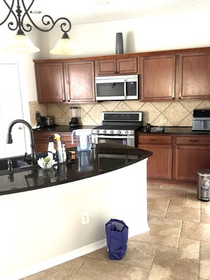 Fridge, microwave, oven, stovetop - Charming 1-bedroom house with AC, WiFi in peaceful Katy, shared. (Katy)