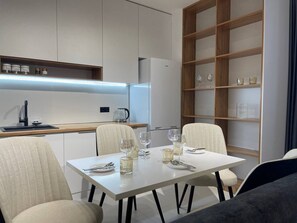 Suite estudio familiar, balcón, vista a la ciudad | Cocina privada | Tetera eléctrica 