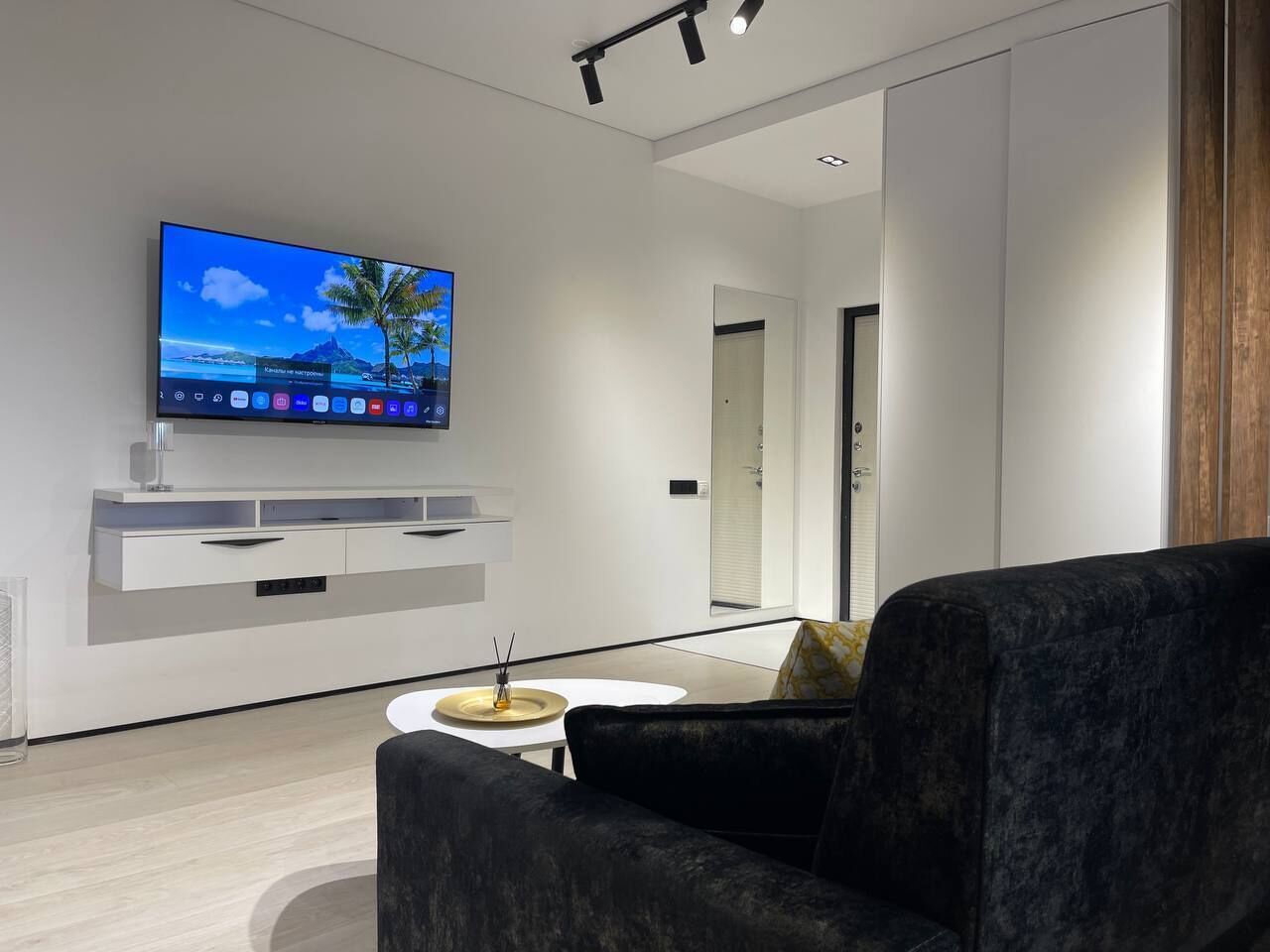 Perhestudiosviitti, parveke, kaupunkinäköala | Oleskelualue | 43–tuumainen taulutelevisio, jossa digitaalikanavat