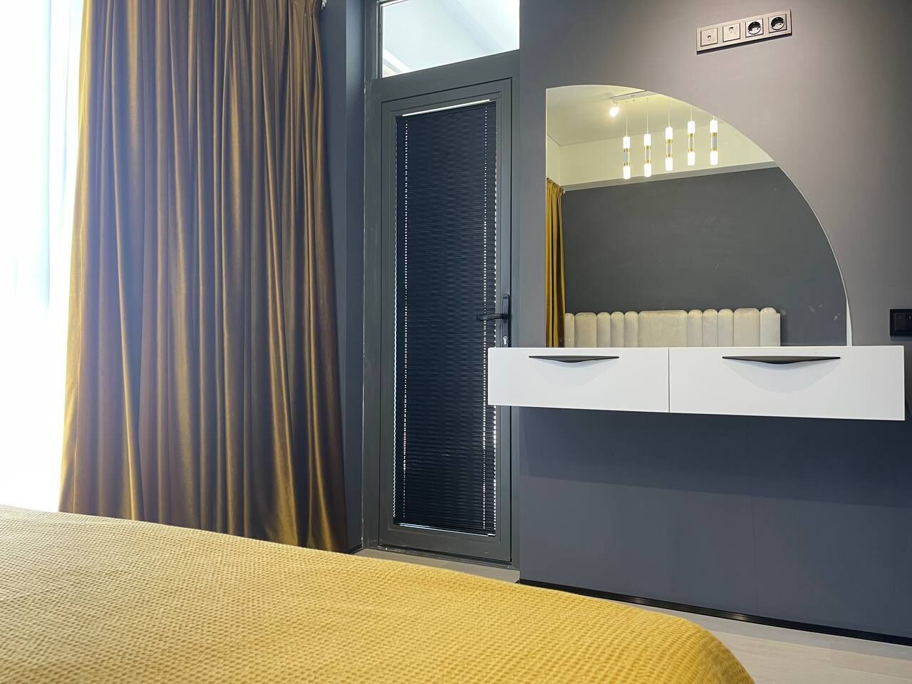 Perhestudiosviitti, parveke, kaupunkinäköala | Pimennysverhot, äänieristys, silitysrauta/-lauta, ilmainen Wi-Fi