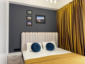 Suite estudio familiar, balcón, vista a la ciudad | Cortinas blackout, insonorización y tabla de planchar con plancha 