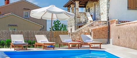 Huis | Zwembad | Een binnenzwembad en een buitenzwembad