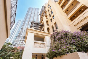 Exterior - Elegant 2BR Apt in Yansoon 3 w/ Burj Khalifa Views (Dubai)