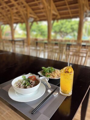 Frokost med lokale retter er inkludert hver dag