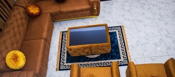 4-Bedroom Duplex with Private Bathrooms in all Rooms