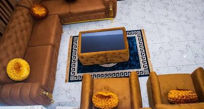 4-Bedroom Duplex with Private Bathrooms in all Rooms