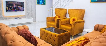 4-Bedroom Duplex with Private Bathrooms in all Rooms