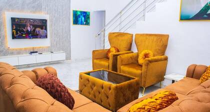 4-Bedroom Duplex with Private Bathrooms in all Rooms