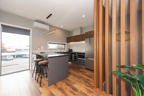 Réfrigérateur, four à micro-ondes, un four, surface de cuisson