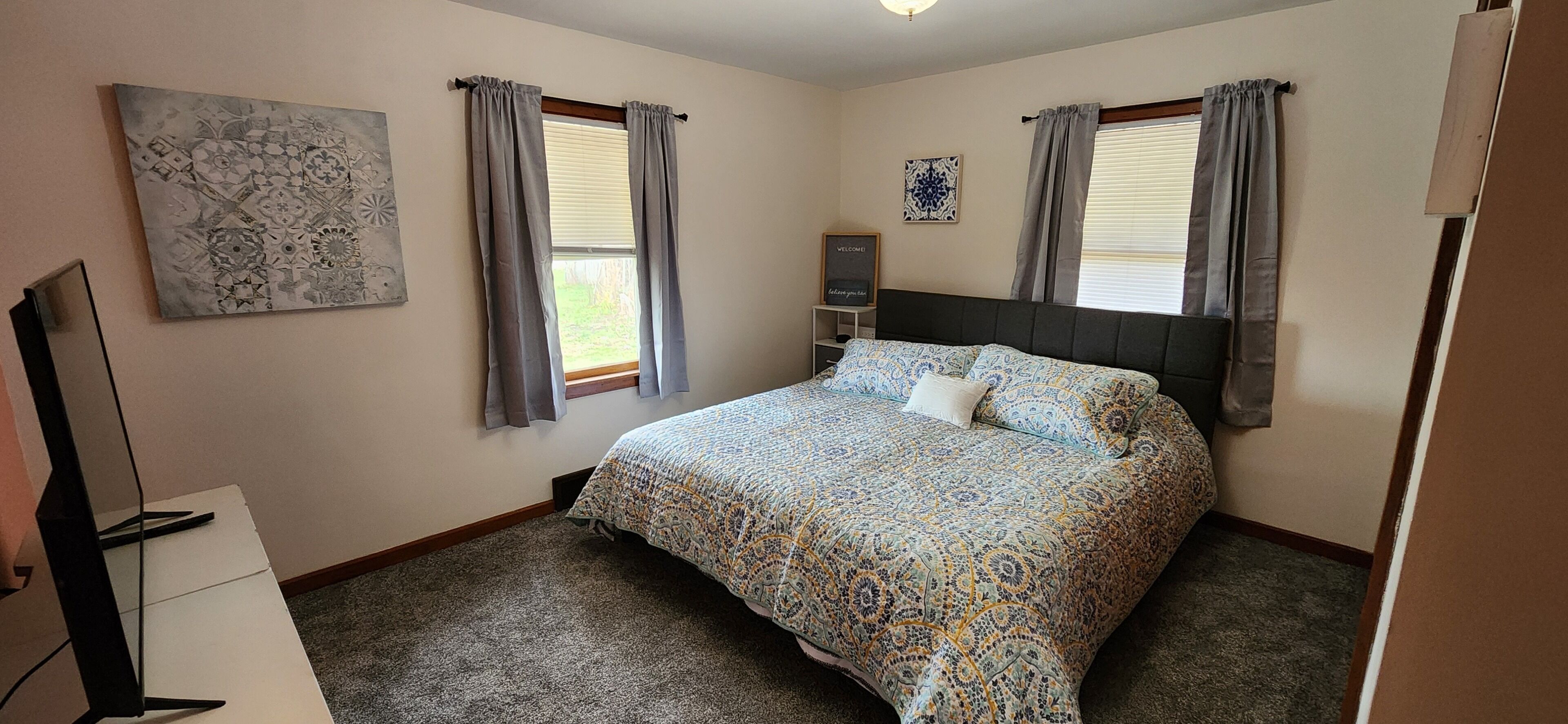 3 bedrooms, desk, iron/ironing board, travel crib