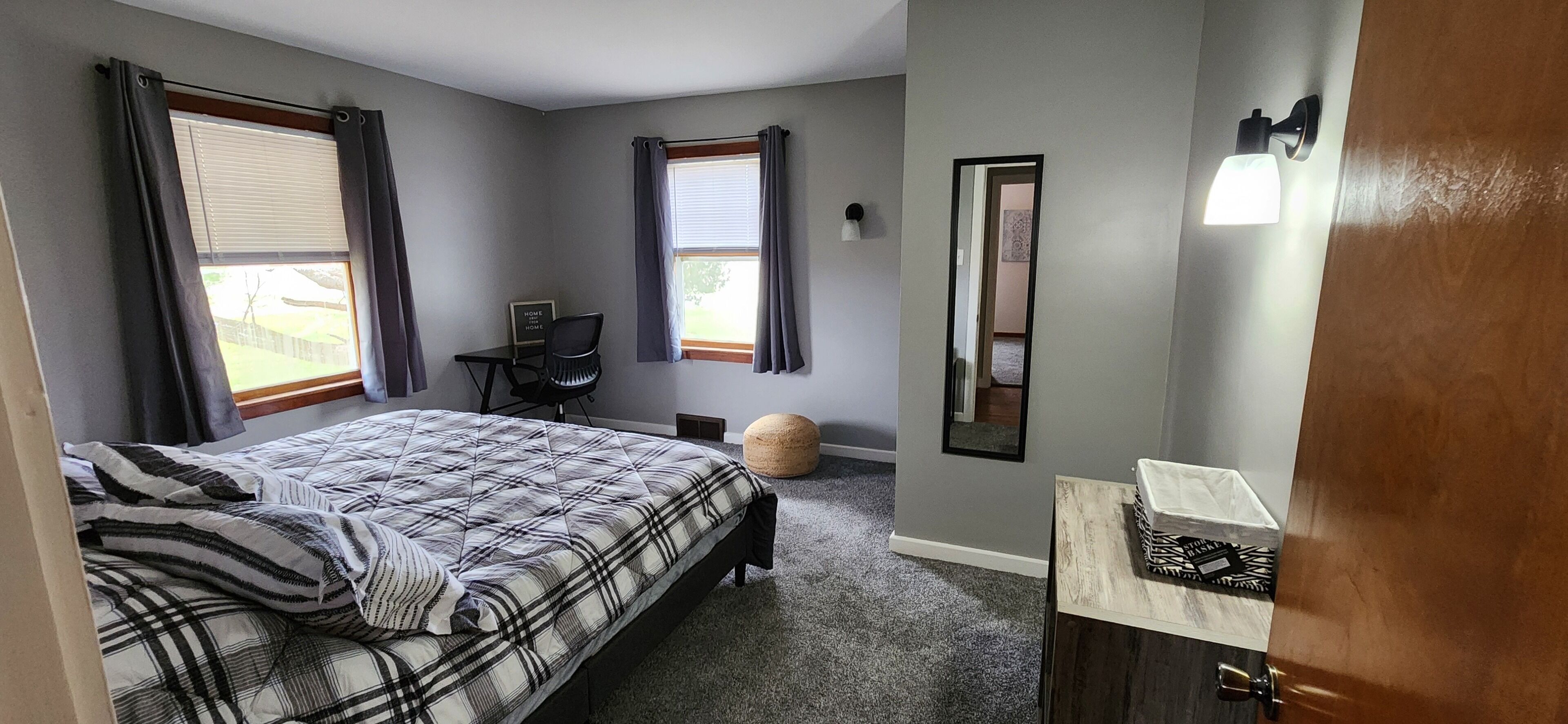 3 habitaciones, escritorio y tabla de planchar con plancha 