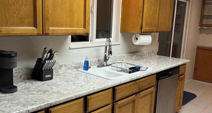 Pet & family friendly 3bd house, central location, fenced yard.