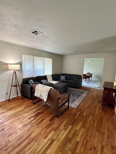 Pet & family friendly 3bd house, central location, fenced yard.