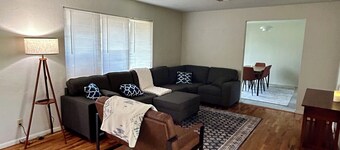 Pet & family friendly 3bd house, central location, fenced yard.