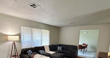 Pet & family friendly 3bd house, central location, fenced yard.