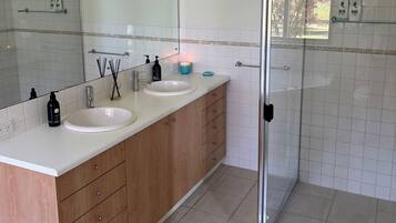 Een douche, een bubbelbad, zeep, toiletpapier