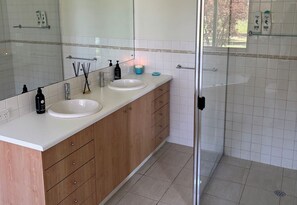 Een douche, een bubbelbad, zeep, toiletpapier