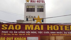 Une enseigne d’hôtel indiquant la présence de nombreuses chambres.