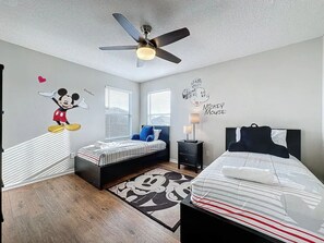 6 Schlafzimmer, Zimmersafe, Schreibtisch, Bügeleisen/Bügelbrett