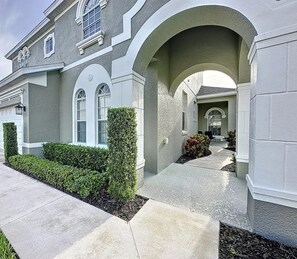 Exterior - Luxury 6-Bedroom Home with Pool & Spa Near Disney Orlando! (Davenport)